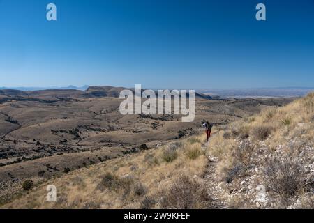 Frau Wandert Den Steilen Hügel Im Guadalupe Mountains-Nationalpark Hinauf Stockfoto