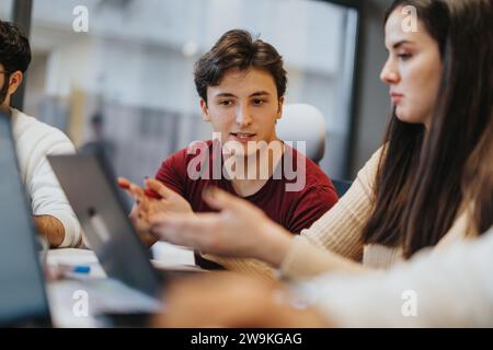 Ein generationenübergreifendes Team selbstbewusster Kollegen arbeitet in Innenräumen zusammen, um ein erfolgreiches Brainstorming zu erzielen. Stockfoto