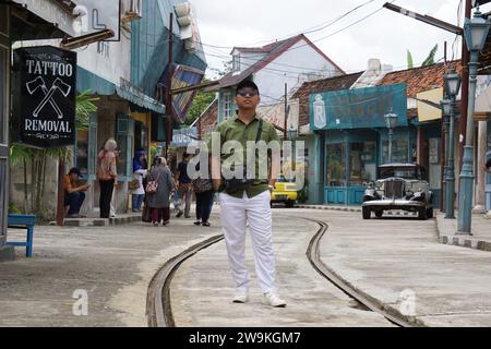 Die Leute verbringen Urlaub im Gamplong Studio Alam. Diese Touristenattraktion befindet sich in Sleman, Yogyakarta Stockfoto