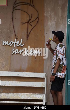 Die Leute verbringen Urlaub im Gamplong Studio Alam. Diese Touristenattraktion befindet sich in Sleman, Yogyakarta Stockfoto