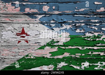 Die Flagge von Dschibuti ist auf einem Holzbrett gemalt. Stockfoto