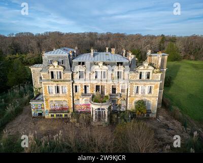 Schloss in Verfall im Castillon Park (Tarnos (40220), Landes (40), Nouvelle-Aquitaine, Frankreich). Verlassene Villa. Das verfallende Anwesen. Ruinierte Villa. Stockfoto