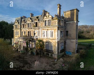 Schloss in Verfall im Castillon Park (Tarnos (40220), Landes (40), Nouvelle-Aquitaine, Frankreich). Verlassene Villa. Das verfallende Anwesen. Ruinierte Villa. Stockfoto