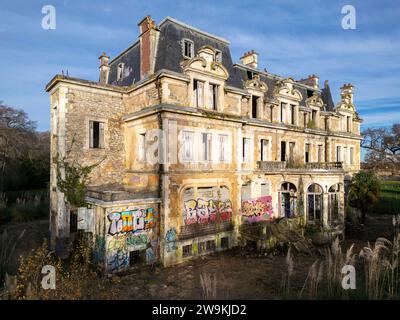 Schloss in Verfall im Castillon Park (Tarnos (40220), Landes (40), Nouvelle-Aquitaine, Frankreich). Verlassene Villa. Das verfallende Anwesen. Ruinierte Villa. Stockfoto