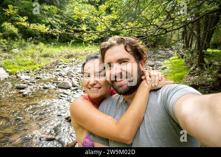Das junge argentinische Paar macht ein Selfie in einer natürlichen Landschaft. Stockfoto