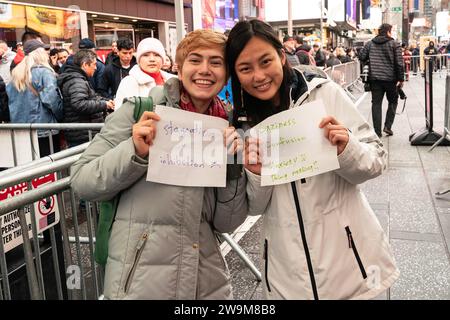 New York, New York, USA. Dezember 2023. Menschen aus dem ganzen Land und der ganzen Welt nehmen am Good Riddance Day vor Silvester am Times Square in New York am 28. Dezember 2023 Teil. Die Leute schreiben ihren Wunsch darüber, was sie loswerden wollen, und nicht in die neue 2024, und der Zauberer Devonte Rosero verbrannte diese Papiere. Moderiert wurde die Veranstaltung von Jonathan Bennett. (Kreditbild: © Lev Radin/ZUMA Press Wire) NUR REDAKTIONELLE VERWENDUNG! Nicht für kommerzielle ZWECKE! Stockfoto