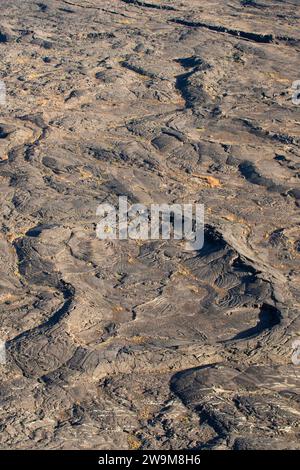 Der Lavastrom der Kilauea Caldera fließt vom Crater Rim Trail am Kilauea Overlook, Hawaii Volcanoes National Park Stockfoto