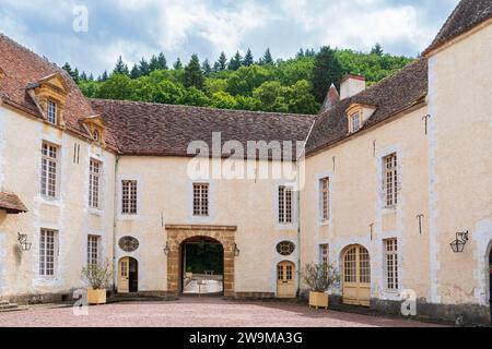 Bazoches, Frankreich - 20. Juli 2023: Der Hof des Chateau de Bazoches, der einst vom berühmten Militäringenieur Marshall Vauban bewohnt wurde, ist heute öffentlich zugänglich Stockfoto