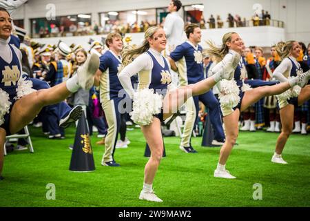 El Paso, Texas, USA. Dezember 2023. Notre Dame Fighting Irish Cheerleader treten während des Tony the Tiger Sun Bowl Fan Fiesta auf, das von El Paso Live im El Paso Convention Center präsentiert wird. Der Film führt zum 90. Jährlichen Tony The Tiger Sun Bowl zwischen den Oregon State Beavers und den Notre Dame Fighting Irish at Sun Bowl Stadium in El Paso, Texas. Prentice C. James/CSM/Alamy Live News Stockfoto