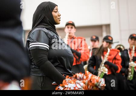 El Paso, Texas, USA. Dezember 2023. Die Spirit and Sound of OSU Marching Band tritt während der Tony the Tiger Sun Bowl Fan Fiesta auf, die von El Paso Live im El Paso Convention Center präsentiert wird, bis zum 90. Jährlichen Tony The Tiger Sun Bowl zwischen den Oregon State Beavers und den Notre Dame Fiesta Iren im Sun Bowl Stadium in El Paso, Texas. Prentice C. James/CSM/Alamy Live News Stockfoto