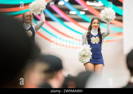 El Paso, Texas, USA. Dezember 2023. Notre Dame Fighting Irish Cheerleader treten während des Tony the Tiger Sun Bowl Fan Fiesta auf, das von El Paso Live im El Paso Convention Center präsentiert wird. Der Film führt zum 90. Jährlichen Tony The Tiger Sun Bowl zwischen den Oregon State Beavers und den Notre Dame Fighting Irish at Sun Bowl Stadium in El Paso, Texas. Prentice C. James/CSM/Alamy Live News Stockfoto