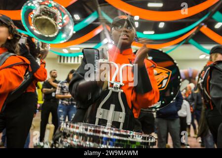 El Paso, Texas, USA. Dezember 2023. Die Spirit and Sound of OSU Marching Band tritt während der Tony the Tiger Sun Bowl Fan Fiesta auf, die von El Paso Live im El Paso Convention Center präsentiert wird, bis zum 90. Jährlichen Tony The Tiger Sun Bowl zwischen den Oregon State Beavers und den Notre Dame Fiesta Iren im Sun Bowl Stadium in El Paso, Texas. Prentice C. James/CSM/Alamy Live News Stockfoto