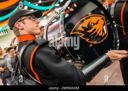 El Paso, Texas, USA. Dezember 2023. Die Spirit and Sound of OSU Marching Band tritt während der Tony the Tiger Sun Bowl Fan Fiesta auf, die von El Paso Live im El Paso Convention Center präsentiert wird, bis zum 90. Jährlichen Tony The Tiger Sun Bowl zwischen den Oregon State Beavers und den Notre Dame Fiesta Iren im Sun Bowl Stadium in El Paso, Texas. Prentice C. James/CSM/Alamy Live News Stockfoto
