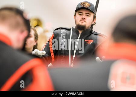 El Paso, Texas, USA. Dezember 2023. Die Spirit and Sound of OSU Marching Band tritt während der Tony the Tiger Sun Bowl Fan Fiesta auf, die von El Paso Live im El Paso Convention Center präsentiert wird, bis zum 90. Jährlichen Tony The Tiger Sun Bowl zwischen den Oregon State Beavers und den Notre Dame Fiesta Iren im Sun Bowl Stadium in El Paso, Texas. Prentice C. James/CSM/Alamy Live News Stockfoto