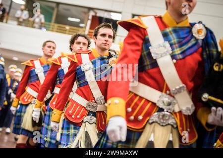 El Paso, Texas, USA. Dezember 2023. Die Band of the Fighting Irish tritt während des Tony the Tiger Sun Bowl Fan Fiesta auf, das von El Paso Live im El Paso Convention Center präsentiert wird. Der Film führt zum 90. Jährlichen Tony the Tiger Sun Bowl zwischen den Oregon State Beavers und dem Notre Dame Fighting Irish AT Sun Bowl Stadium in El Paso, Texas. Prentice C. James/CSM/Alamy Live News Stockfoto