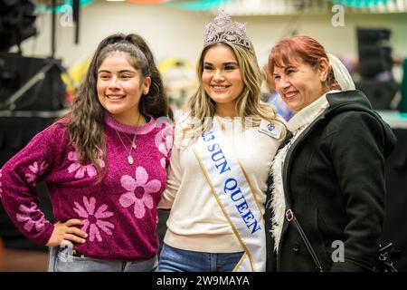 El Paso, Texas, USA. Dezember 2023. Mitte, posiert für ein Foto mit Fans während der Tony the Tiger Sun Bowl Fan Fiesta, die von El Paso Live im El Paso Convention Center präsentiert wird, bis zum 90. jährlichen Tony the Tiger Sun Bowl zwischen den Oregon State Beavers und den Notre Dame Fighting Irish at Sun Bowl Stadium in El Paso, Texas. Prentice C. James/CSM/Alamy Live News Stockfoto