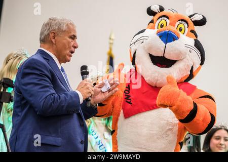 El Paso, Texas, USA. Dezember 2023. Executive Director Bernie Olivas stellt Tony den Tiger während der Tony the Tiger Sun Bowl Fan Fiesta vor, die von El Paso Live im El Paso Convention Center veranstaltet wird, die zum 90. Jährlichen Tony the Tiger Sun Bowl zwischen den Oregon State Beavers und den Notre Dame Fighting Irish führt im Sun Bowl Stadium in El Paso, Texas. Prentice C. James/CSM/Alamy Live News Stockfoto