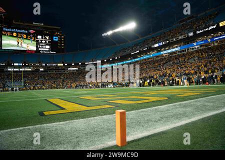 Charlotte, NC, USA. Dezember 2023. 27. Dezember 2023: Crowd während der West Virginia University Mountaineers (WVU) gegen die University of North Carolina Tar Heels in Charlotte, NC im Bank of America Stadium im Duke’s Mayo Bowl. Bradley Martin/scheinbare Media Group (Kreditbild: © AMG/AMG Via ZUMA Press Wire) NUR REDAKTIONELLE VERWENDUNG! Nicht für kommerzielle ZWECKE! Stockfoto