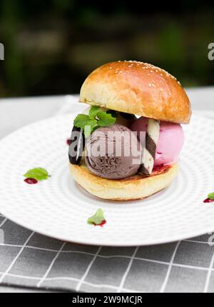 Ein köstlicher Burger mit einer großzügigen Portion cremiger Eiskugeln. Stockfoto