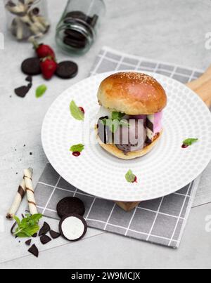 Ein köstlicher Burger mit einer großzügigen Portion cremiger Eiskugeln. Stockfoto