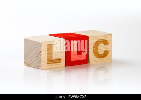 Eine Reihe von Holzwürfeln mit LLC-Buchstaben. Geschäftskonzept Stockfoto