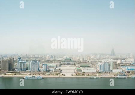 Der Blick auf die Innenstadt von Pjöngjang in Nordkorea von der Spitze des Juche-Turms, einschließlich des Taedong-Flusses, des Kim Il Sung-Platzes und des Ryugyong-Hotels. Stockfoto