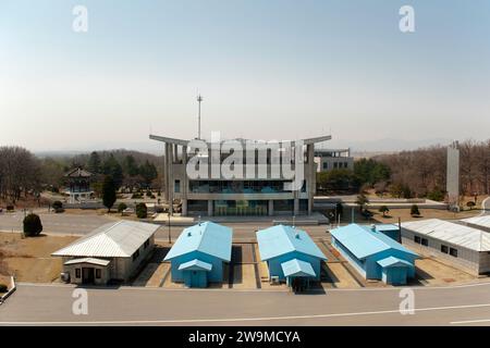 Der Blick auf die koreanische Grenze und die DMZ von der nordkoreanischen Seite des Gemeinsamen Sicherheitsraums in Panmunjom. Stockfoto