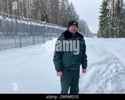 Silene, Lettland. Dezember 2023. Der lettische Grenzschutzbeamte Wladimirs Sersts steht an der lettisch-belarussischen Grenze. Lettland hat eine etwa 172 Kilometer lange Grenze zu Russlands engstem Verbündeten Belarus, das Teil der EU-Außengrenze ist. (An dpa "Lettland: Zaun an der Grenze zu Belarus nähert sich der Fertigstellung") Credit: Alexander Welscher/dpa/Alamy Live News Stockfoto