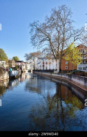 Bad Kreuznach, Deutschland - 25. April 2021: Nahe in Bad Kreuznach, Deutschland mit Gebäuden und Bäumen an der Seite. Stockfoto