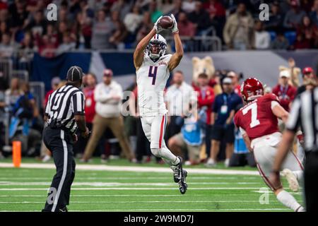 San Antonio, TX, USA. Dezember 2023. Der Arizona Wildcats Wide Receiver Tetairoa McMillan (4) macht einen Fang während des Valero Alamo Bowl NCAA-Fußballspiels zwischen den Arizona Wildcats und den Oklahoma Sooners in San Antonio, TX. Trask Smith/CSM/Alamy Live News Stockfoto