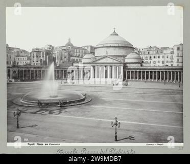 1111 Neapel Piazza del Plebiscito, ca. 1893 - ca. 1903 Fotografieren Sie die Piazza del Plebiscito mit der Kirche San Francesco di Paolo im Hintergrund. NaplesNetherlands Fotounterstützung. Karton Albumendruck Neapel Stockfoto