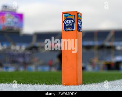 Orlando, FL, USA. Dezember 2023. Ende Zone Eckpylon vor Beginn der ersten Hälfte des Pop Tarts Bowl in Orlando, FL. Romeo T Guzman/Cal Sport Media/Alamy Live News Stockfoto