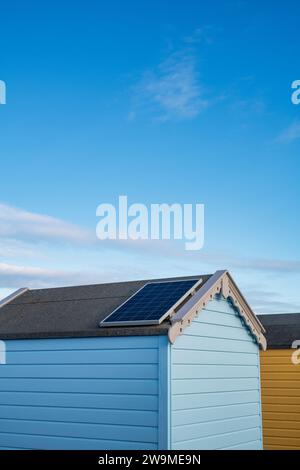 Bemalte Strandhütten vor blauem Himmel am Findhorn Beach. Morayshire, Schottland Stockfoto