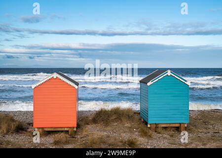 Bemalte Strandhütten am Findhorn Beach. Morayshire, Schottland Stockfoto