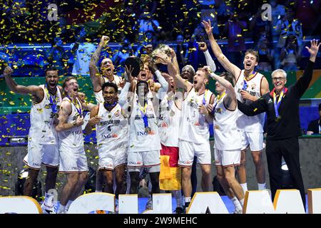 (231229) -- PEKING, 29. Dezember 2023 (Xinhua) -- hier ist die Auswahl der 10 wichtigsten internationalen Sportereignisse von Xinhua News Agency im Jahr 2023: Die FIBA Basketball-Weltmeisterschaft 2023 fand vom 25. August bis 10. September in Indonesien, Japan und den Philippinen statt. dies ist das erste Mal in der Geschichte, dass die Veranstaltung in mehreren Ländern ausgerichtet wurde. Nach dem Sieg über Serbien 83-77 im Finale gewann Deutschland seine erste Weltmeisterschaft mit einem ungeschlagenen Rekord in acht Spielen und wurde damit das siebte Team, das den Titel gewann. Der deutsche Wachmann Dennis Schroder wurde zum MVP des Turniers ernannt. Dieses f Stockfoto