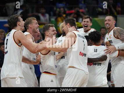 (231229) -- PEKING, 29. Dezember 2023 (Xinhua) -- hier ist die Auswahl der 10 wichtigsten internationalen Sportereignisse von Xinhua News Agency im Jahr 2023: Die FIBA Basketball-Weltmeisterschaft 2023 fand vom 25. August bis 10. September in Indonesien, Japan und den Philippinen statt. dies ist das erste Mal in der Geschichte, dass die Veranstaltung in mehreren Ländern ausgerichtet wurde. Nach dem Sieg über Serbien 83-77 im Finale gewann Deutschland seine erste Weltmeisterschaft mit einem ungeschlagenen Rekord in acht Spielen und wurde damit das siebte Team, das den Titel gewann. Der deutsche Wachmann Dennis Schroder wurde zum MVP des Turniers ernannt. Dieses f Stockfoto
