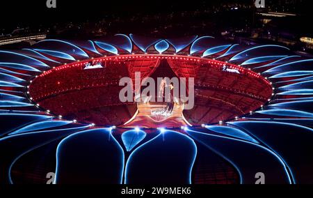 (231229) -- PEKING, 29. Dezember 2023 (Xinhua) -- hier ist die Auswahl der 10 wichtigsten internationalen Sportereignisse der Nachrichtenagentur Xinhua 2023: Die 19. Asiatischen Spiele fanden vom 23. September bis 8. Oktober in Hangzhou, der ostchinesischen Provinz Zhejiang, statt. Mit Breakdance und Esports, die ihre Debüts als offizieller Medaillensport feierten, fanden die Hangzhou Asian Games 40 Sportarten, 61 Disziplinen und 481 Veranstaltungen statt, an denen mehr als 10.000 Athleten aus allen 45 Mitgliedern des Olympischen Rates Asiens teilnahmen. China holte 201 Gold-, 111 Silber- und 71 Bronzemedaillen und beendete damit die Medaillen und BE Stockfoto