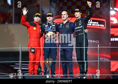 (231229) -- PEKING, 29. Dezember 2023 (Xinhua) -- hier ist die Auswahl der 10 wichtigsten internationalen Sportereignisse der Nachrichtenagentur Xinhua 2023: Red Bull's Max Verstappen rundete die Formel-1-Weltmeisterschaft 2023 mit einem typisch dominanten Sieg beim Grand Prix von Abu Dhabi ab. Dies war der 19. Sieg von Verstappen beim 22. Grand Prix in einem rekordverdächtigen Jahr, als der Holländer im Oktober seine dritte F1 Drivers' Championship in Folge im Katar Sprint gewann. Dieses Foto vom 26. November 2023 zeigt den niederländischen Formel-1-Fahrer Max Verstappen (2. L) von Red Bull Racing Stockfoto