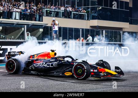 (231229) -- PEKING, 29. Dezember 2023 (Xinhua) -- hier ist die Auswahl der 10 wichtigsten internationalen Sportereignisse der Nachrichtenagentur Xinhua 2023: Red Bull's Max Verstappen rundete die Formel-1-Weltmeisterschaft 2023 mit einem typisch dominanten Sieg beim Grand Prix von Abu Dhabi ab. Dies war der 19. Sieg von Verstappen beim 22. Grand Prix in einem rekordverdächtigen Jahr, als der Holländer im Oktober seine dritte F1 Drivers' Championship in Folge im Katar Sprint gewann. Dieses am 26. November 2023 aufgenommene Dateifoto zeigt Max Verstappen, Fahrer von Red Bull Racing, der nach seinem Sieg einen Burnout durchführt Stockfoto