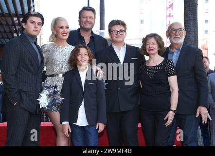 Oktober 2023, Los Angeles, Kalifornien, USA: Blake Shelton, Gwen Stefani, Kingston Rossdale, Zuma Rossdale, Apollo Rossdale, Patti Stefani und Dennis Stefani bei der Walk of Fame-Zeremonie für Gwen Stefani. (Kreditbild: © Lisa O'Connor/ZUMA Press Wire) NUR REDAKTIONELLE VERWENDUNG! Nicht für kommerzielle ZWECKE! Stockfoto