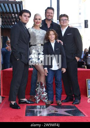 Oktober 2023, Los Angeles, Kalifornien, USA: Blake Shelton, Gwen Stefani mit ihren Söhnen Kingston Rossdale, Zuma Rossdale und Apollo Rossdale bei der Walk of Fame-Zeremonie für Gwen Stefani. (Kreditbild: © Lisa O'Connor/ZUMA Press Wire) NUR REDAKTIONELLE VERWENDUNG! Nicht für kommerzielle ZWECKE! Stockfoto