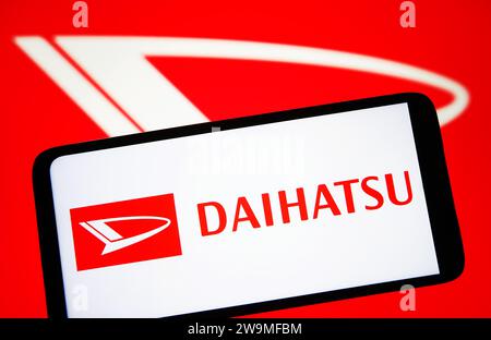 Ukraine. Dezember 2023. In dieser Abbildung ist das Logo von Daihatsu Motor Co. Auf einem Smartphone-Bildschirm zu sehen. Quelle: SOPA Images Limited/Alamy Live News Stockfoto