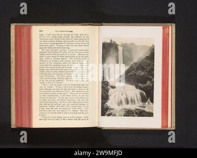 Wasserfall (vermutlich) in der Nähe von Tivoli, Anonym, ca. 1870 - ca. 1880 Foto Lazio fotografischer Träger Gelatine Silberdruck Wasserfall Stockfoto