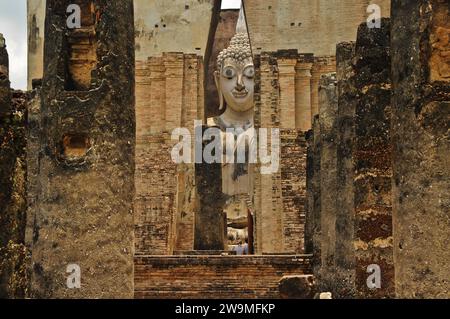 Eleganter sitzender Buddha im Wat Si Chum, Sukhothai Historical Park Stockfoto