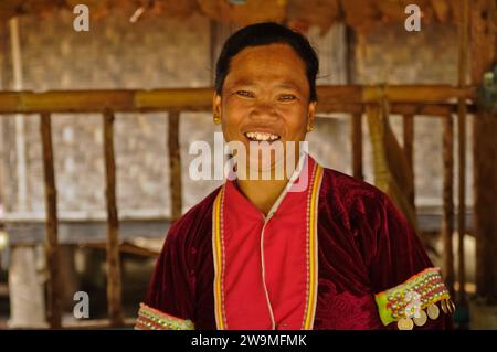 Lächelnde Palong-Stammesfrau, Hill-Tribe Village, Nordthailand Stockfoto