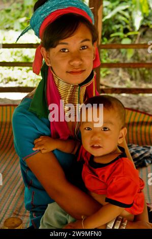 Karen Long Neck Woman & Child, Hill-Tribe Village, Nordthailand Stockfoto