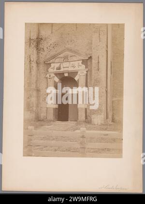 Eingang auf der Nordseite der Grote Kerk in Hindeloopen, 1892 Foto Hindeloopen fotografische Unterstützung. Pappalbumendruck Teile von Kirchenaußenseite und Nebengebäuden: Portal Hindeloopen Stockfoto