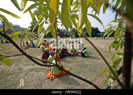 Dhaka, Bangladesch. Dezember 2023. Bangladeschische Bekleidungsarbeiter ruhten sich am 27. Dezember 2023 während einer Pause in Dhaka, Bangladesch, auf einem Boden aus. Foto: Habibur Rahman/ABACAPRESS.COM Credit: Abaca Press/Alamy Live News Stockfoto