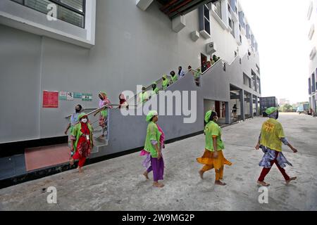 Dhaka, Bangladesch. Dezember 2023. Bangladeschische Bekleidungsarbeiter ruhten sich am 27. Dezember 2023 während einer Pause in Dhaka, Bangladesch, auf einem Boden aus. Foto: Habibur Rahman/ABACAPRESS.COM Credit: Abaca Press/Alamy Live News Stockfoto