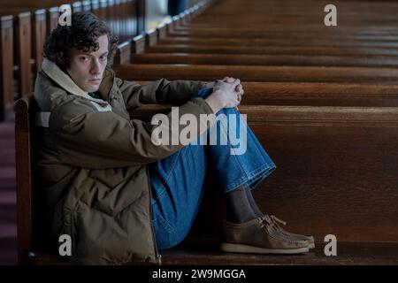 ERSCHEINUNGSDATUM: 10. November 2023. TITEL: Die Holdovers. STUDIO: Miramax. DIREKTOR: Alexander Payne. Niemand mag den Lehrer Paul Hunham, nicht seine Schüler, nicht seine Kollegen, nicht den Schulleiter, der alle seine Pomposität und Starrheit als verärgert empfindet. Da er keine Familie hat und keine Möglichkeit hat, über die Weihnachtsferien im Jahr 1970 zu gehen, bleibt Paul in der Schule, um Schüler zu beaufsichtigen, die nicht nach Hause reisen können. DIE HAUPTROLLE: DOMINIC SESSA als Angus Tully. (Credit Image: © Miramax/Entertainment Pictures/ZUMAPRESS.com) NUR REDAKTIONELLE VERWENDUNG! Nicht für kommerzielle ZWECKE! Stockfoto